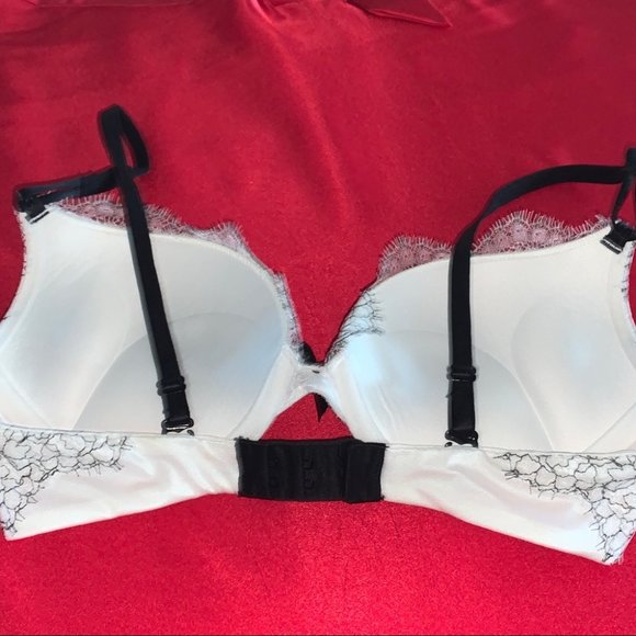 Victoria Secret Bombshell Lace Plunge Push Up Bra - Picture 3 of 11